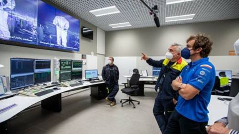 Fernando Alonso visita la planta de DuPont en Asturias