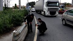 La polic�a judicial, esta ma�ana inspeccionando la rotonda de Pocomaco de A Coru�a