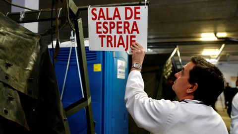  Personal sanitario este mircoles en el Hospital Universitario Central de Asturias (HUCA), en el aparcamiento subterrneo donde se ha montado un hospital de campaa