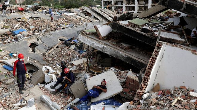 Un rescatista se toma un descanso sobre los escombros de uno de los 190 edificios que colapsaron como consecuencia de los terremotos registrados en Venezuela