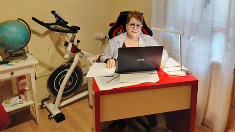 Rosa Mu�iz Fern�ndez sentada en su mesa de estudio