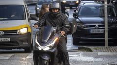 UN MOTORISTA CIRCULA POR EL CENTRO DE SANTIAGO, ATESTADO DE COCHES