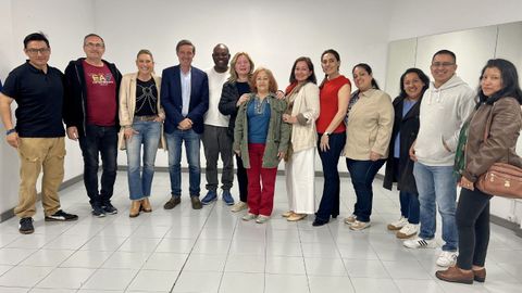El candidato del PSOE en Oviedo Carlos Fern�ndez Llaneza, con varias asociaciones de inmigrantes de Oviedo pertenecientes a la Federaci�n de Asociaciones de Integraci�n Multicultural de Asturias (FAIMAS)