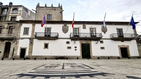 La Casa de Correa de Arajo, del siglo XVIII, acoge a la corporacin de Baiona