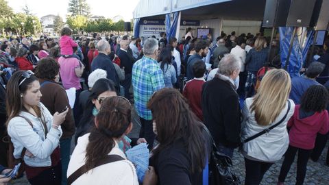 Asistentes a un sorteo de regalos organizado anteriormente en una campa�a promocional del CCU de Monforte