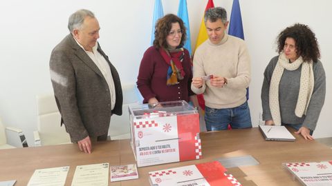 Imaxe do sorteo dos tres premios, levado a cabo onte
