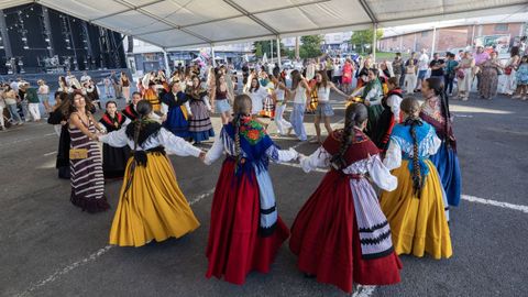 Baile tradicional cos grupos da asociaci�n Santa Mar�a de Tor�s, en imaxe de arquivo