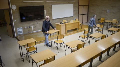Preparación de un aula de la Facultade de Administración de Empresas de Lugo, donde esta semana se celebrarán los exámenes de la PAU.