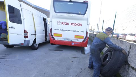 Cambio de ruedas esta maana en la estacin de autobuses de Cambados