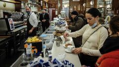 Clientes desayunando en el interior de un bar en Mil�n