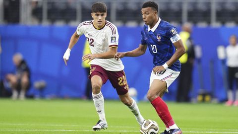Cubars� y Mbapp� durante el partido entre Francia y Espa�a.