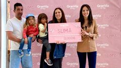 Gran V�a Suma premia  Una cura para Mauri?, proyecto impulsa la investigaci�n de una enfermedad ultrarrara. El acto de entrega cont� con la presencia de los padres del menor, Iria y Jairo, as� como del propio Mauri y su hermano Lois, quienes recogieron el galard�n de manos de Sandra J�come, subdirectora del centro comercial. 