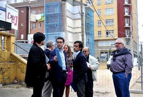El alcalde y representantes municipales y vecinales, ayer frente al solar que dej� el Bamb� Club.