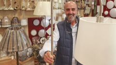 Federico Gonzlez Varela en su comercio, Cisa Iluminacin, que cierra por jubilacin.