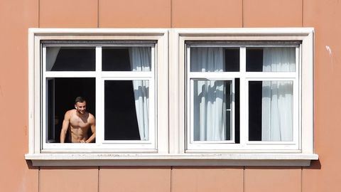 Un jugador del Fuenlabrada asomado a la ventana esta mañana en el hotel NH Finisterre de A Coruña