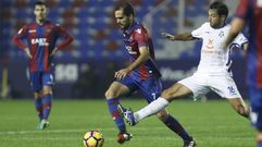 Verza conduce el baln ante la presin de Aitor Sanz