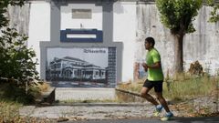 La parcela se encuentra ubicada junto a la puerta de acceso a Navantia, donde luce un mural de homenaje a la escuela obrera