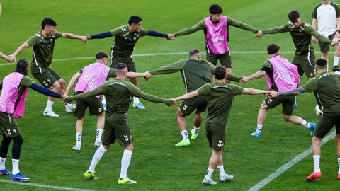 Los jugadores del Celta, en el entrenamiento de este mi�rcoles en Friburgo.