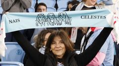 Unha afeccionada do Celta, cunha bufanda de �Nais Celestes�, en Bala�dos.