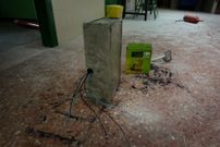 Los cacos reventaron la central de alarmas del instituto. 