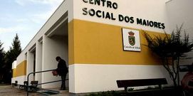 La operaria que debe readmitir el Concello trabaja en el centro social.