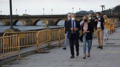 El presidente de la Diputaci�n, Jos� Tom�, y la alcaldesa de Viveiro, Mar�a Loureiro, este jueves en el tramo del paseo de los jardines que ser� arreglado