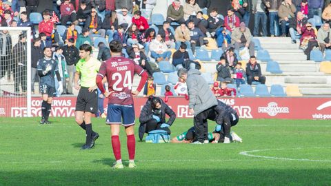 Tiago Rodr&iacute;guez viendo como atienden a un jugador lesionado durante el partido ante el Arenteiro
