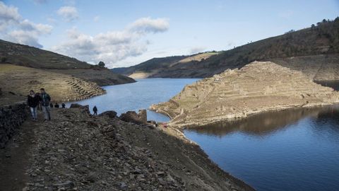 El promontorio de Castro Candaz, emergido de las aguas del Mio, atrae estos das a un gran nmero de visitantes 