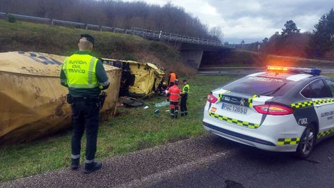 El cami�n accidentado sufri� un vuelco despu�s de salirse de la calzada