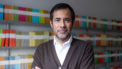 Luis Solano ha cumplido 20 a�os como editor (contra un fondo de sus obras de colores) en Libros del Asteroide.