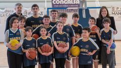 La directora de relaciones externas de la empresa, Isabel Ca�as, estuvo con el presidente del club, Francisco Mart�s, e integrantes de la entidad.