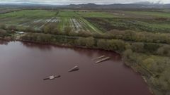 Los vertidos de una antigua arenera ti�eron de rojo el agua de lo que fue Lagoa de Antela.