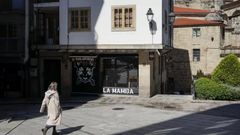 Imagen de archivo del pub La Mamba y del piso de los agresores, situado justo encima del local, en la calle San Pedro de Ourense