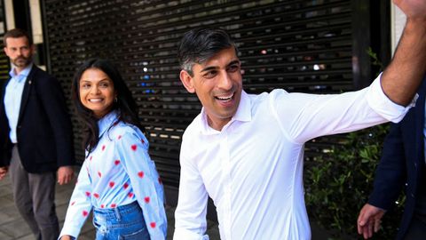 Sunak, con su mujer, Akshata Murty, el domingo despus de un evento de campaa en Stanmore, Londres.