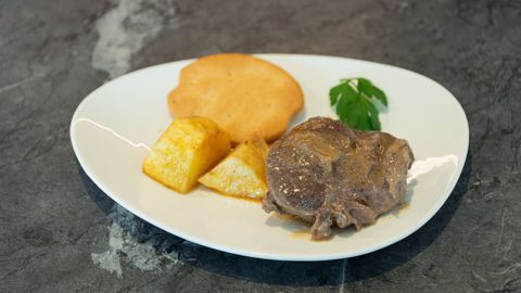 En la cafeter�a Club Fluvial ofrecen una tapa que lleva el nombre de �Bocado de faceira � vi�o�.