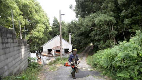Peligro colgante. Esta vivienda de Comesa�a es un ejemplo m�s de c�mo el crecimiento descontrolado de vegetaci�n en propiedades de particulares que llevan a�os sin limpiar supone un peligro colgante sobre viviendas en el caso de que alg�n incendio se descontrol.