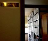 El despacho del secretario del penal 1 est� a tope de archivos. 