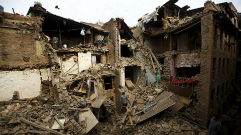 Veinticuatro horas despus del terremoto, la tierra sigue temblando en Nepal