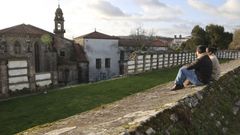El parque de Bonaval, en la foto tomada en la tarde de este viernes, ha reabierto su acceso tras el cierre por el derrumbe parcial del muro, que se ve al fondo de la imagen