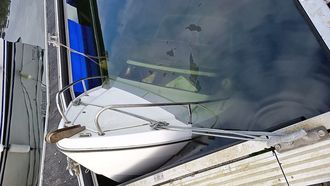 La embarcaci�n hundida qued� sujeta por los cabos al pantal�n del muelle deportivo de Muros