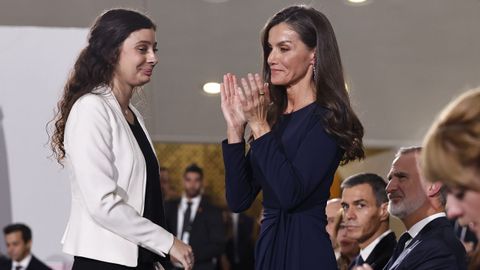 Andrea Ferrari, familiar de víctimas de la tragedia, junto a la reina Letizia