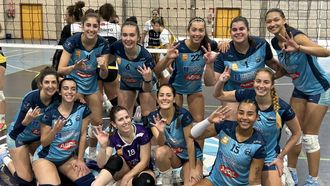 Las jugadoras del Aceites Abril Volleyball tras ganar el partido en Madrid.

