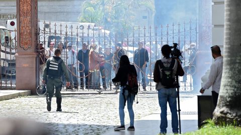 Partidarios de Nicols Maduro tras las vallas de la sede de la Asamblea Nacional durante la sesin especial por el Da de la Independencia