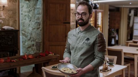 Jos Luis, en uno de los rincones de su restaurante, O Segredo do Retiro, con un plato de raviolis de vieira