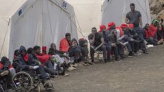 Varios migrantes llegados este sbado a la isla canaria de El Hierro.