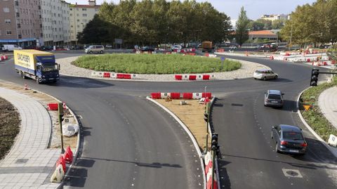 Rotonda con piedras y plantas. El centro de la rotonda de la Trinchera, ya terminada y operativa, muestra la ornamentacin elegida para este elemento.