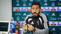 El t&eacute;cnico racinguista durante la rueda de prensa previa al partido frente al Pontevedra