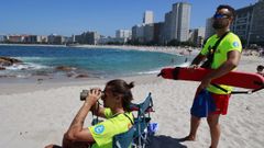 socorristas.Dos socorristas realizando su labor de vigilancia en la playa de Riazor.