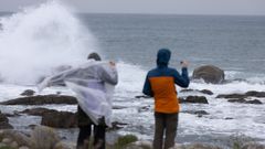 Dos peregrino en el entorno de A Barca de Muxa.