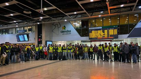 Maquinistas y trabajadores de Rodal�es guardan un minuto de silencio en la estaci�n de Sants (Barcelona)